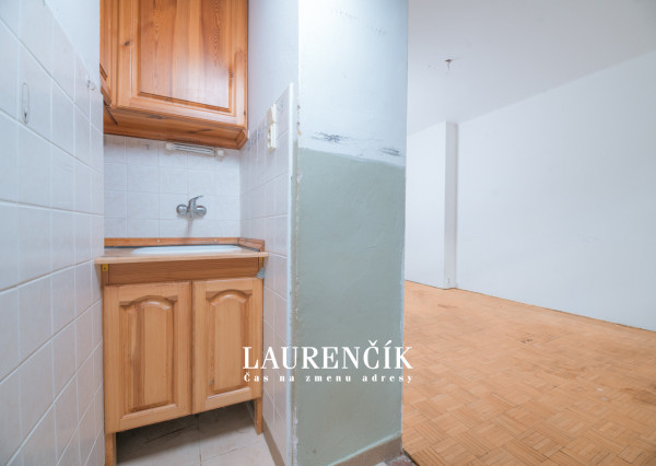 PREDANÉ | 1-izbový byt v Trenčianskych Tepliciach s investičným potenciálom