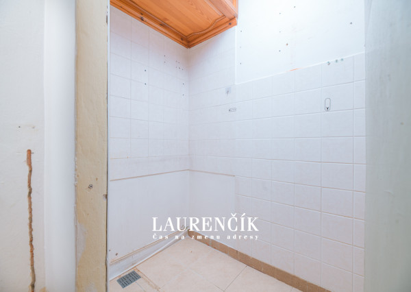 PREDANÉ | 1-izbový byt v Trenčianskych Tepliciach s investičným potenciálom