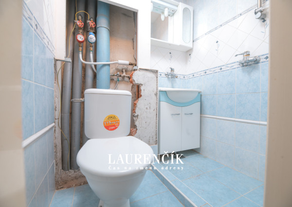 PREDANÉ | 1-izbový byt v Trenčianskych Tepliciach s investičným potenciálom