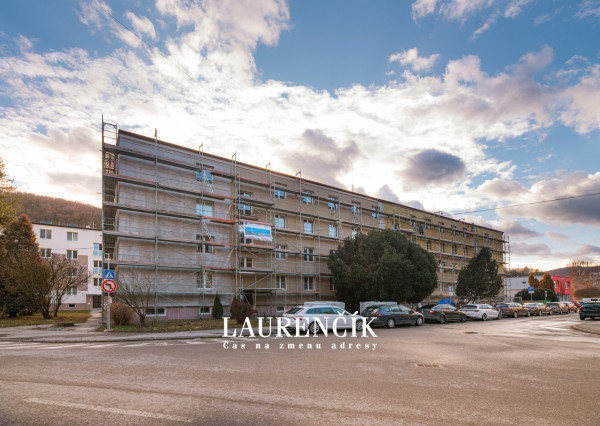 PREDANÉ | 1-izbový byt v Trenčianskych Tepliciach s investičným potenciálom