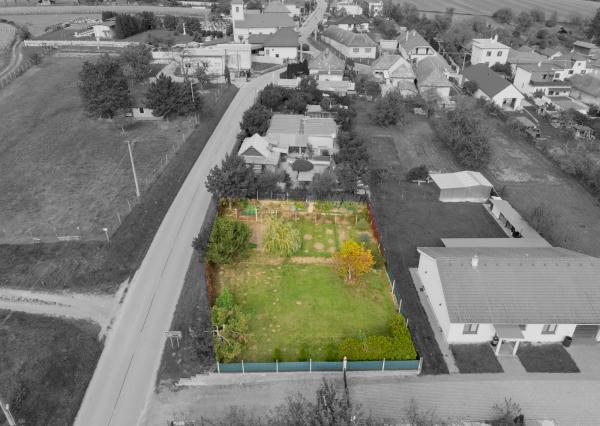 Na predaj stavebný pozemok - Pravotice 760m2