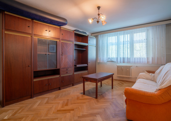 Na predaj priestranný 3-izbový byt s loggiou v centre Stupavy