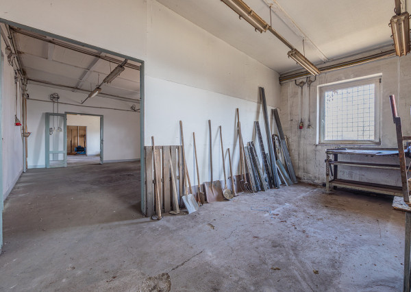 Na predaj výrobná hala s administratívnou časťou pri Lučenci