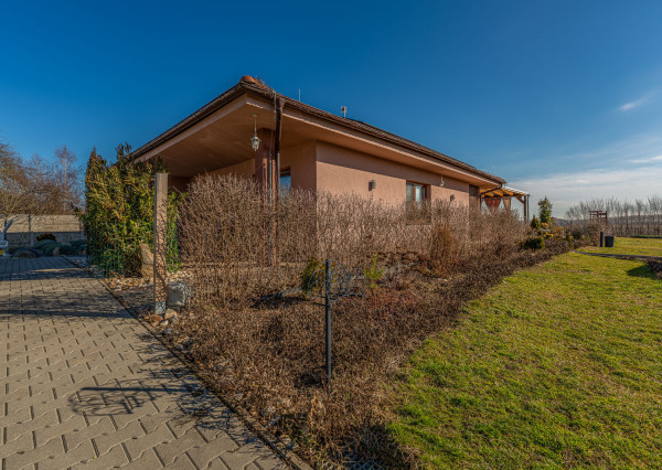 Na predaj rodinný dom s bazénom v obci Macov