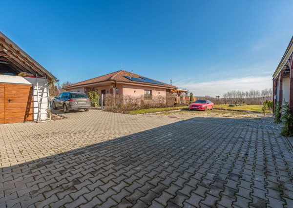 Na predaj rodinný dom s bazénom v obci Macov