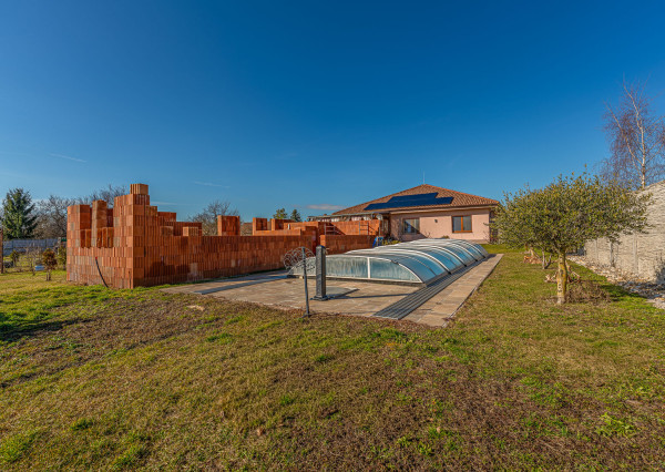 Na predaj rodinný dom s bazénom v obci Macov