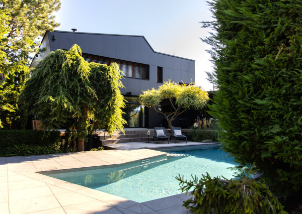 Na predaj vila s okrasnou záhradou a bazénom v Pezinku