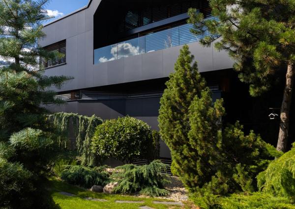 Na predaj vila s okrasnou záhradou a bazénom v Pezinku