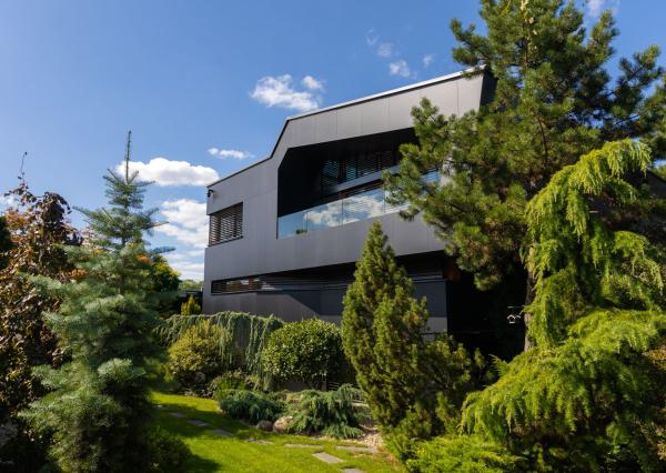 Na predaj vila s okrasnou záhradou a bazénom v Pezinku