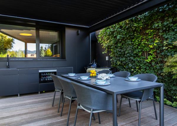 Na predaj vila s okrasnou záhradou a bazénom v Pezinku