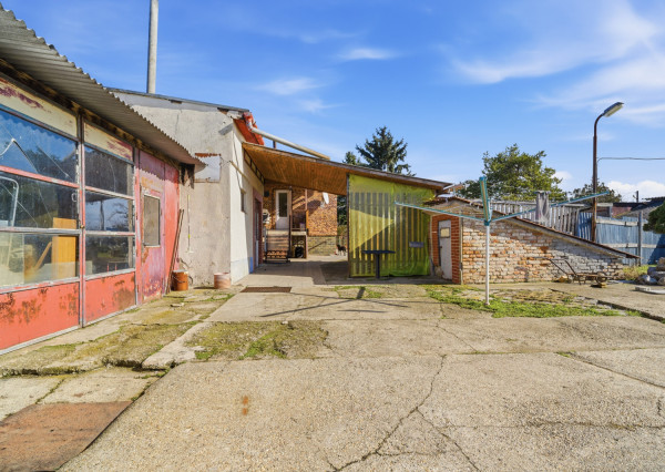 Na predaj rodinný dom s investičným potenciálom v Šuranoch