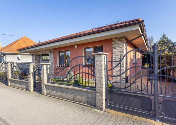 Na prenájom rodinný dom s garážou a terasou v centre Šamorína