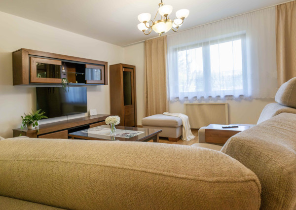 Na prenájom rodinný dom s garážou a terasou v centre Šamorína