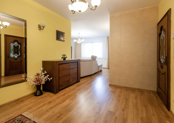 Na prenájom rodinný dom s garážou a terasou v centre Šamorína