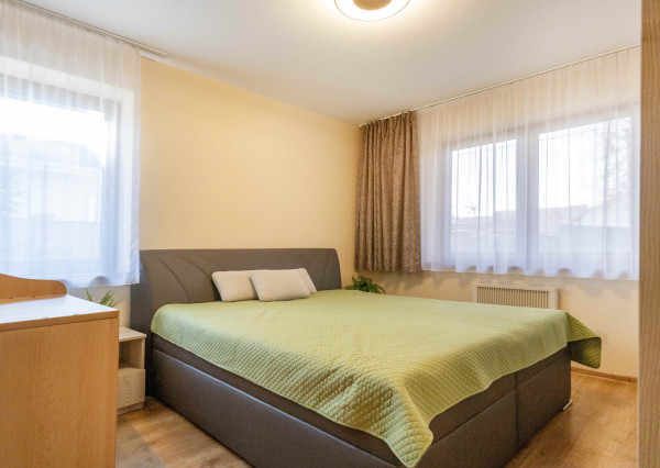 Na prenájom rodinný dom s garážou a terasou v centre Šamorína