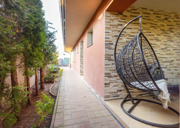 Na prenájom rodinný dom s garážou a terasou v centre Šamorína