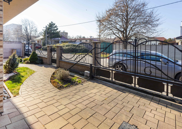 Na prenájom rodinný dom s garážou a terasou v centre Šamorína