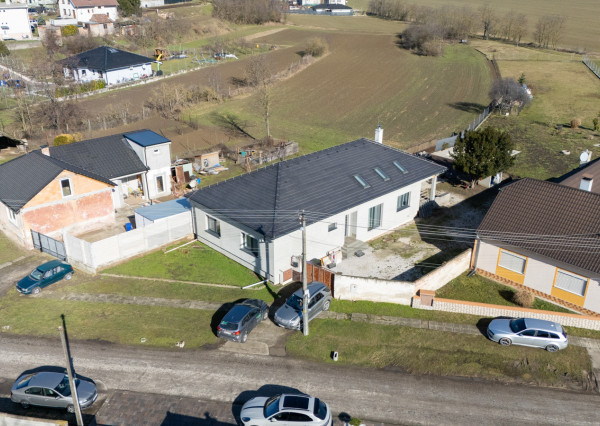 Na predaj moderný 4-izbový rodinný dom s bazénom v Bučanoch