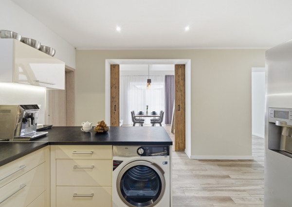 Na predaj moderný 4-izbový rodinný dom s bazénom v Bučanoch