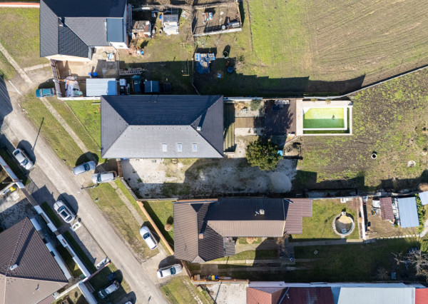 Na predaj moderný 4-izbový rodinný dom s bazénom v Bučanoch