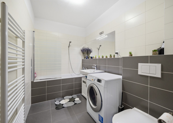 Na predaj priestranný 2-izbový byt s parkovaním v Dúbravke