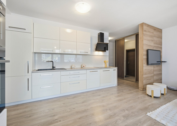 Na predaj priestranný 2-izbový byt s parkovaním v Dúbravke