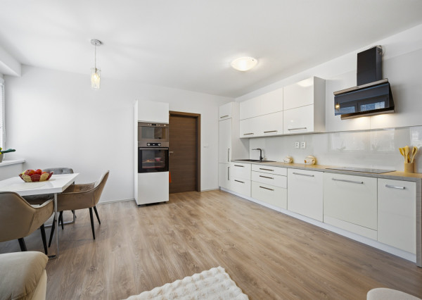 Na predaj priestranný 2-izbový byt s parkovaním v Dúbravke