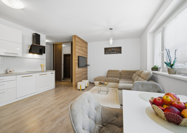 Na predaj priestranný 2-izbový byt s parkovaním v Dúbravke