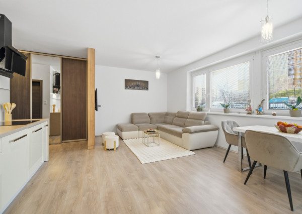 Na predaj priestranný 2-izbový byt s parkovaním v Dúbravke