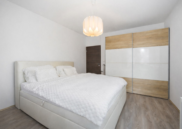 Na predaj priestranný 2-izbový byt s parkovaním v Dúbravke