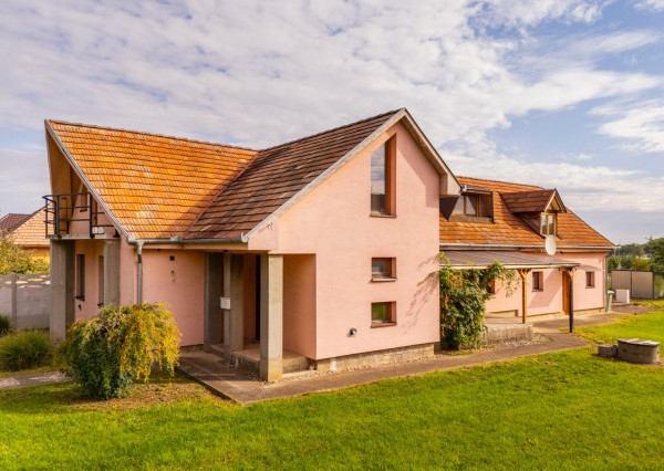 Na predaj priestranný rodinný dom s veľkým pozemkom v Loku pri Leviciach