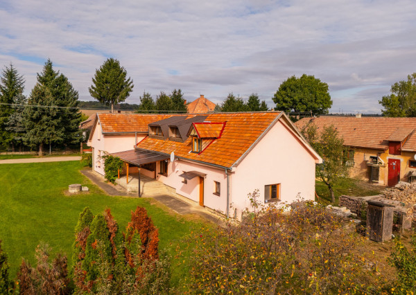 Na predaj priestranný rodinný dom s veľkým pozemkom v Loku pri Leviciach