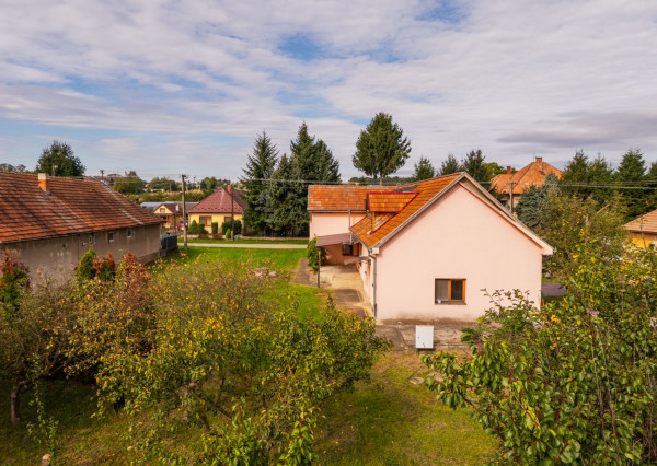 Na predaj priestranný rodinný dom s veľkým pozemkom v Loku pri Leviciach