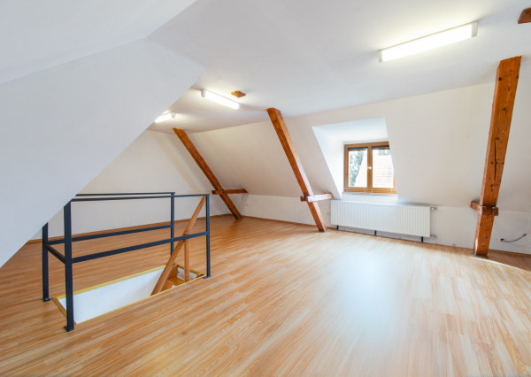 Na predaj priestranný rodinný dom s veľkým pozemkom v Loku pri Leviciach