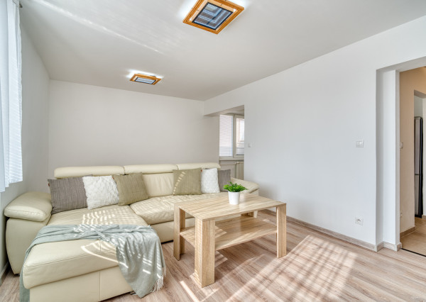 Na prenájom 2-izbový byt s balkónom vo Veľkých Levároch