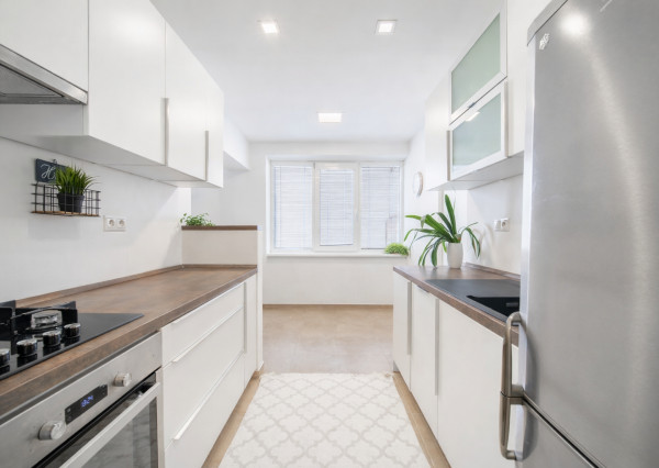 Na prenájom 2-izbový byt s balkónom vo Veľkých Levároch