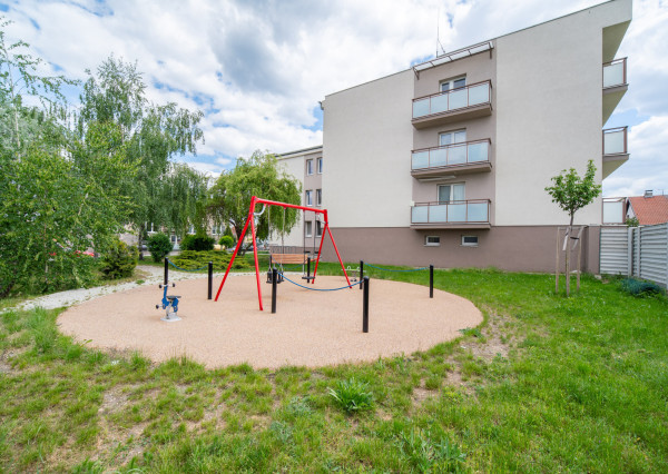 Na prenájom 2-izbový byt s balkónom vo Veľkých Levároch