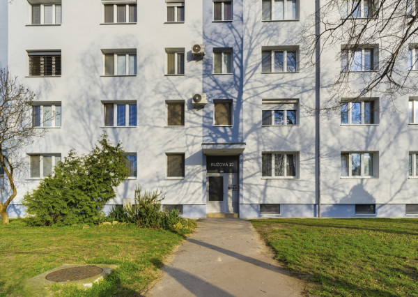 Na predaj 4-izbový byt v centre Stupavy