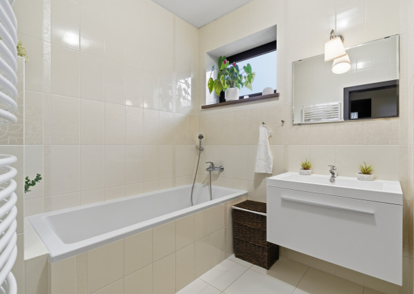 Na predaj rodinný dom s veľkorysým pozemkom v obci Kyselica