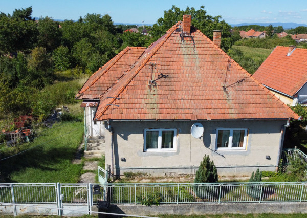 Na predaj rodinný dom vhodný na rekonštrukciu v Lúčnici nad Žitavou