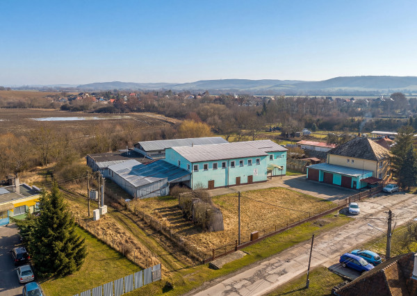 Na predaj výrobná hala s administratívnou časťou pri Lučenci