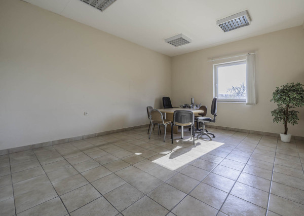 Na predaj výrobná hala s administratívnou časťou pri Lučenci