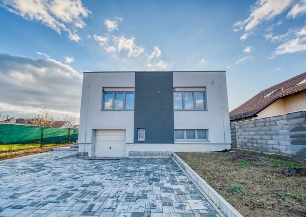 Na predaj rodinný dom s garážou v obci Šoporňa – štandard je zahrnutý v cene