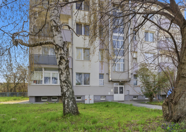 Na predaj 3-izbový byt s 2 balkónmi a 2 parkingami, Ružinov