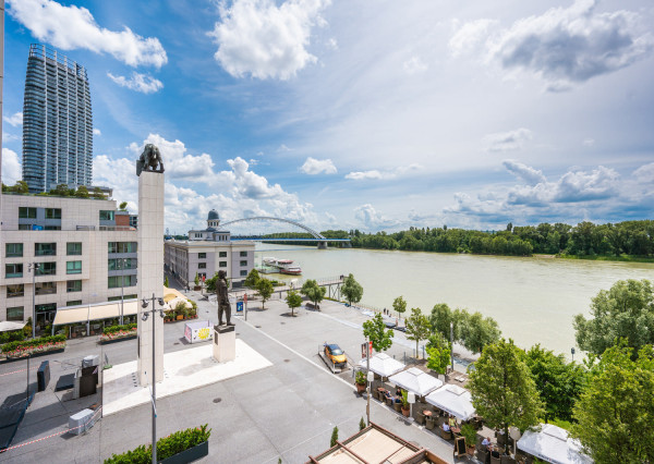 Prenájom - 3i byt s terasou a parkovacím státím v Eurovea