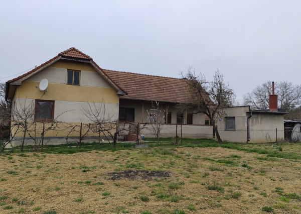 Na predaj čiastočne prerobený rodinný dom v obci Otrhánky