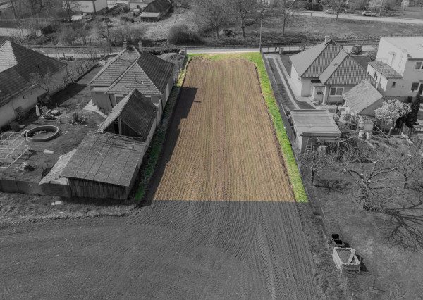 Na predaj pozemok v intraviláne obce Malé Zálužie