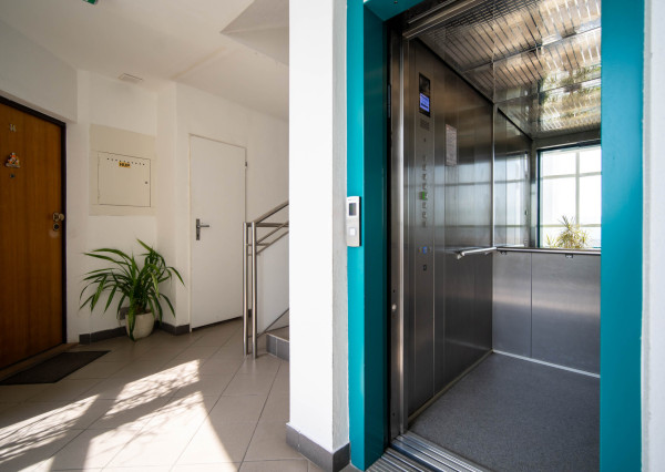 Na predaj reprezentatívny 6-izbový byt s garážou s výhľadom na Rakúsko