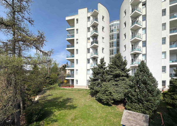 Na predaj reprezentatívny 6-izbový byt s garážou s výhľadom na Rakúsko