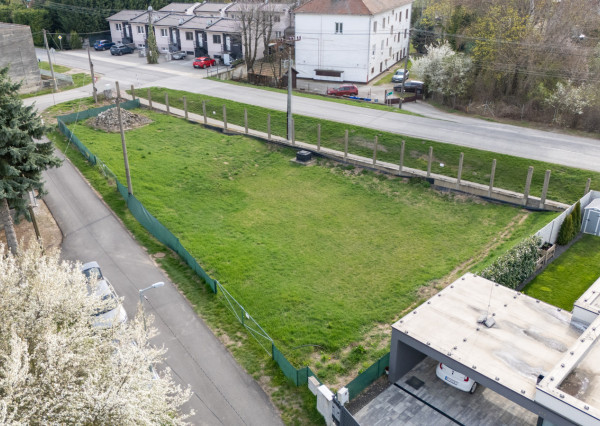 Na predaj pozemok s potenciálom výstavby v obci Vlčkovce